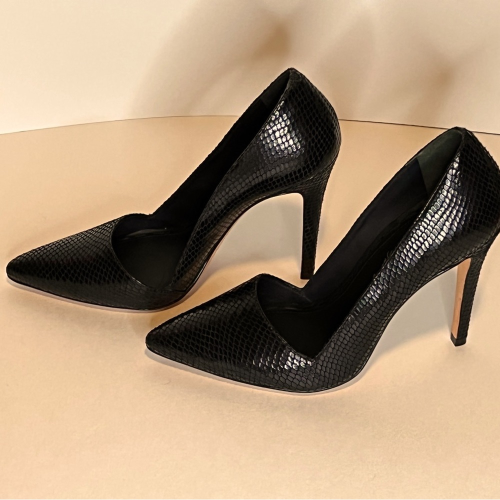 Black croc pumps from Alice and Olivia . 3 inch heels. Worn only once.